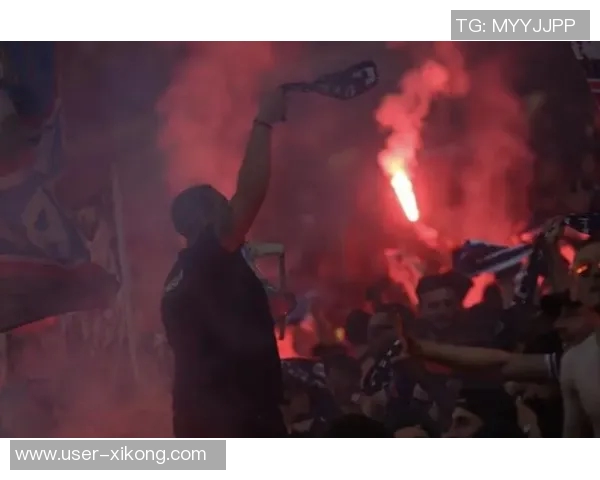 巴黎极端球迷放烟火送别荣誉满载的2025年数十人被警方逮捕